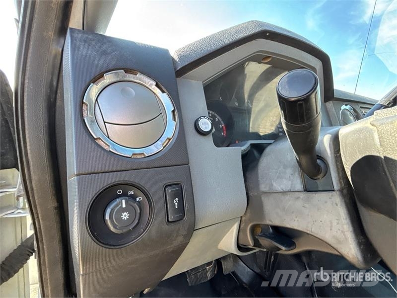 Ford F-350 XLT 4x4 Crew Cab Pickup Kita