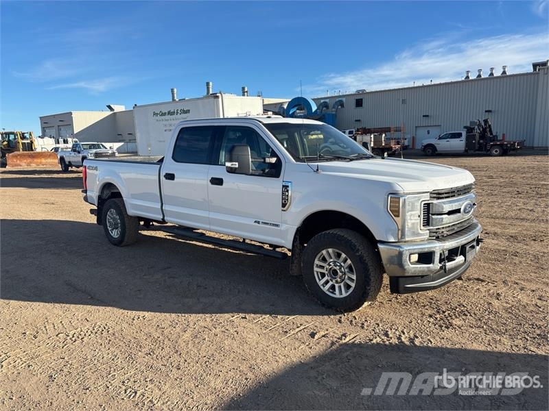 Ford F-350 XLT 4x4 Crew Cab Pickup Autre fourgon / utilitaire