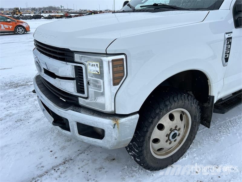 Ford F-350 XLT 4x4 Crew Cab Pickup Ostalo