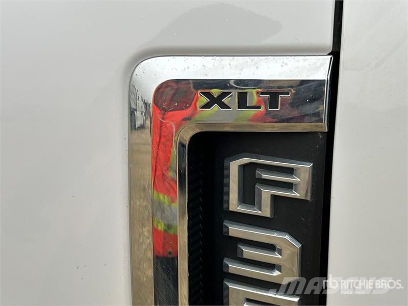 Ford F-350 XLT 4x4 Crew Cab Pickup أخرى