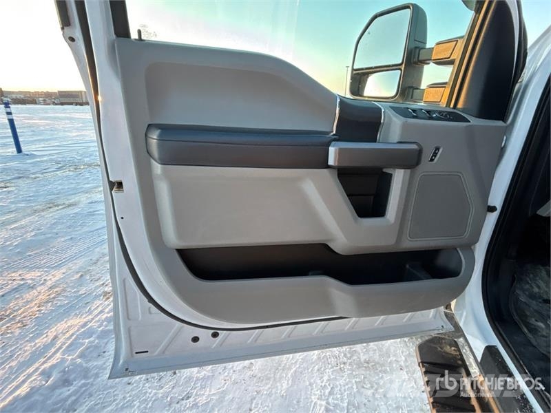 Ford F-350 XLT 4x4 Crew Cab Pickup Muu
