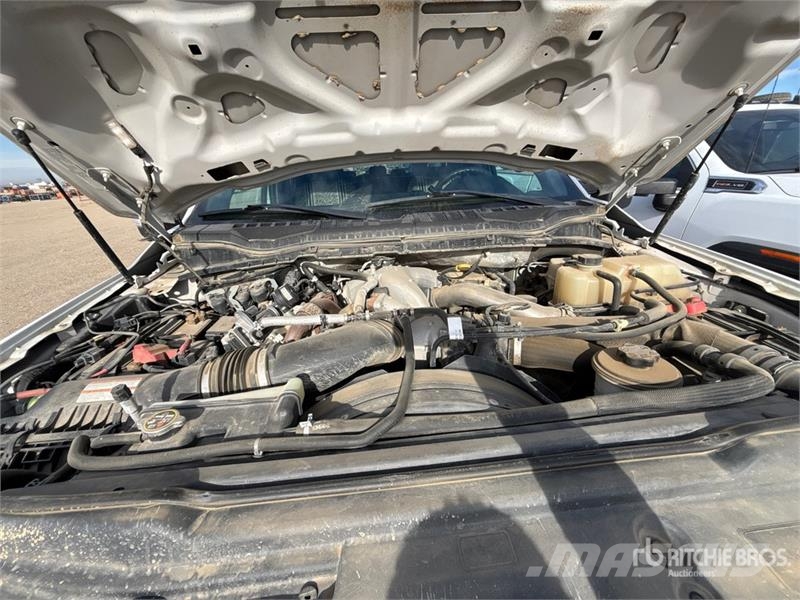 Ford F-350 XLT 4x4 Crew Cab Pickup Ostalo