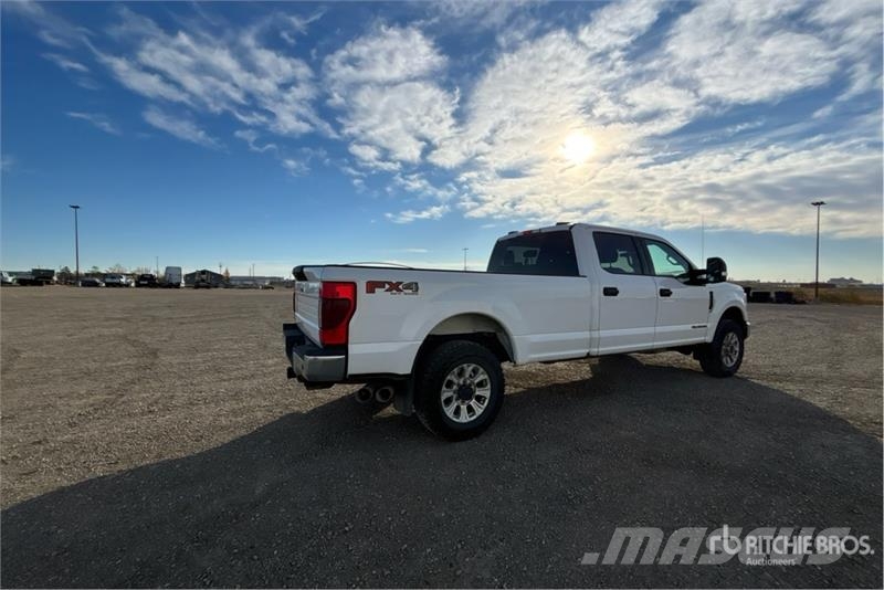 Ford F-350 XLT 4x4 Crew Cab Pickup Ostalo