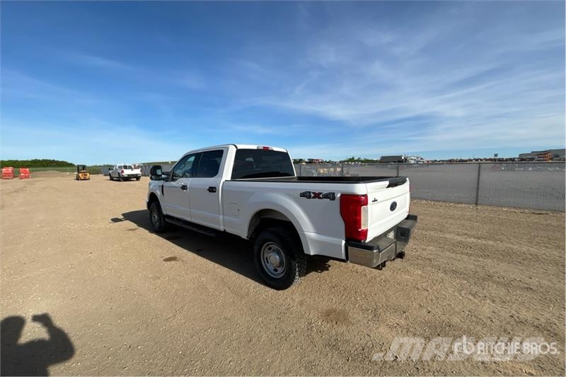 Ford F-350 XLT 4x4 Crew Cab Pickup Anders