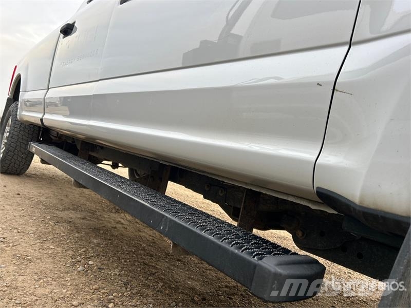 Ford F-350 XLT 4x4 Crew Cab Pickup Egyéb