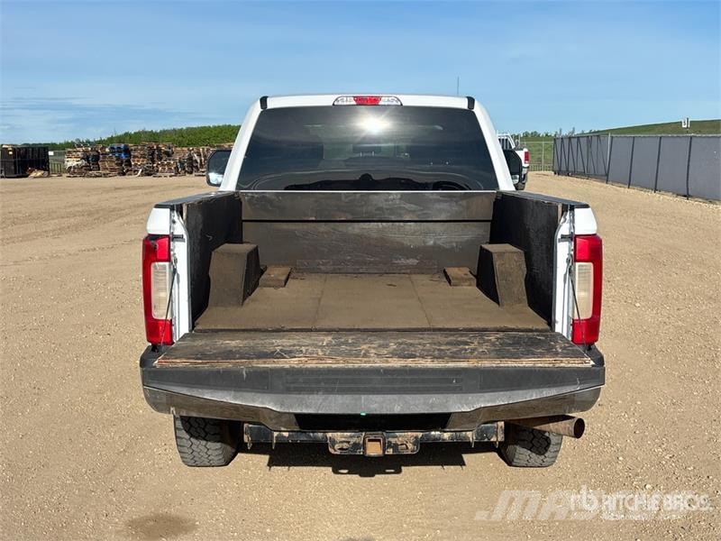 Ford F-350 XLT 4x4 Crew Cab Pickup Anders