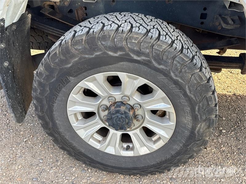 Ford F-350 XLT 4x4 Crew Cab Pickup Ostalo