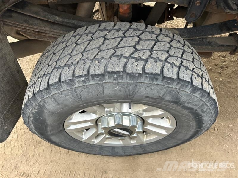 Ford F-350 XLT 4x4 Crew Cab Pickup Egyéb