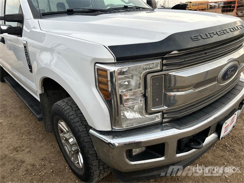 Ford F-350 XLT 4x4 Crew Cab Pickup Egyéb