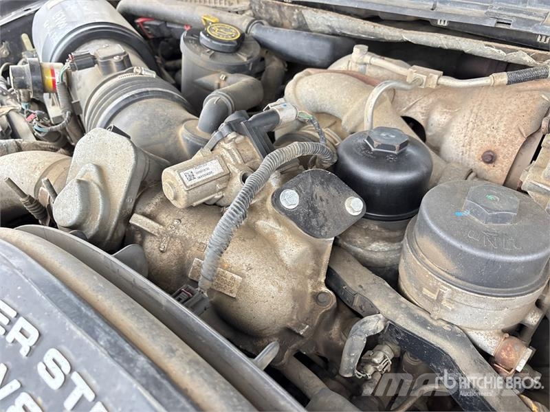 Ford F-350 XLT 4x4 Crew Cab Pickup Andre varebiler