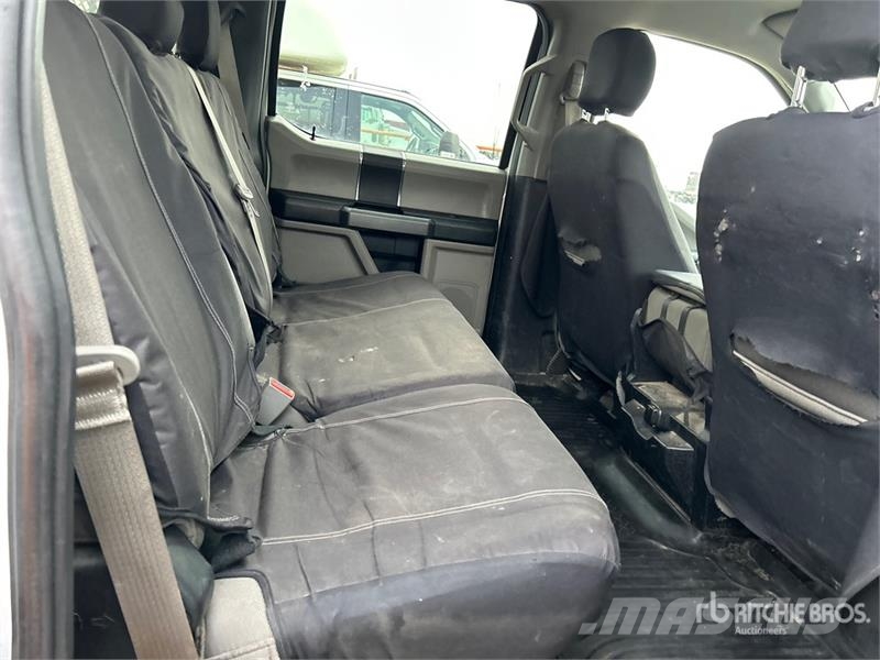 Ford F-350 XLT 4x4 Crew Cab Pickup Egyéb
