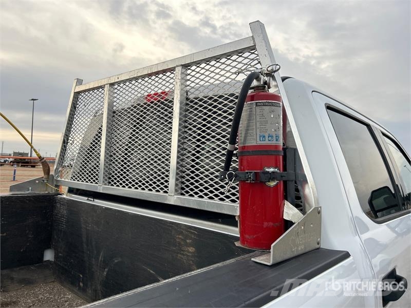 Ford F-350 XLT 4x4 Crew Cab Pickup Egyéb