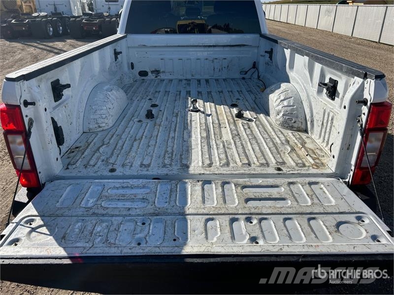 Ford F-350 XLT 4x4 Crew Cab Pickup Drugi
