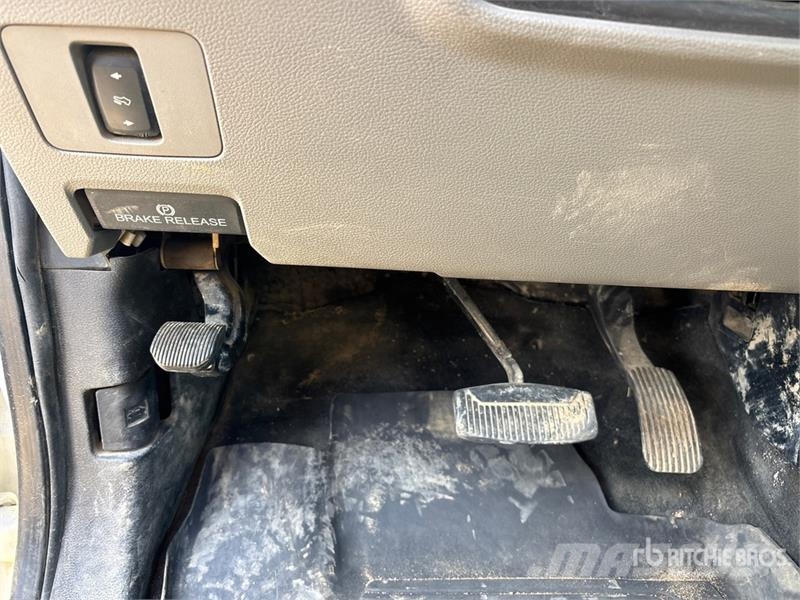 Ford F-350 XLT 4x4 Crew Cab Pickup Iné