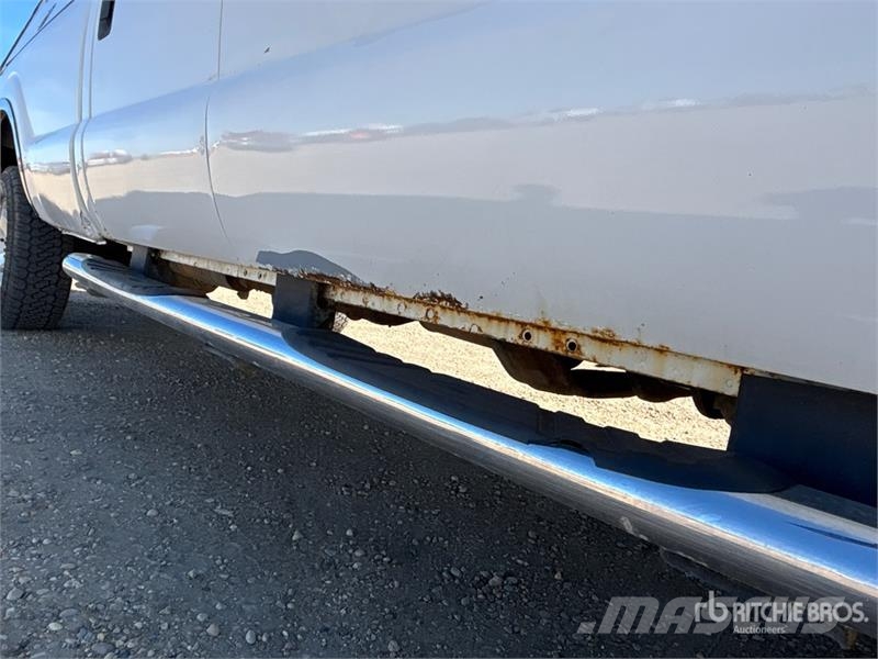 Ford F-350 XLT 4x4 Crew Cab Pickup Kita