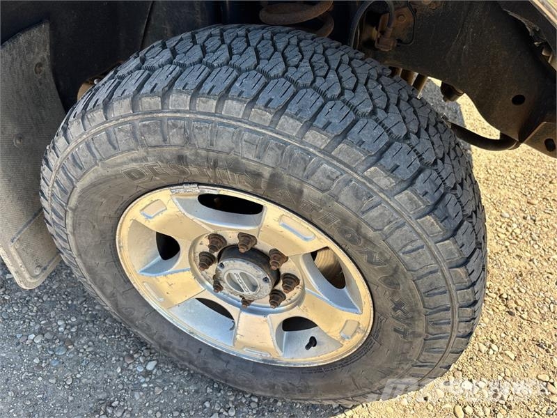 Ford F-350 XLT 4x4 Crew Cab Pickup Kita
