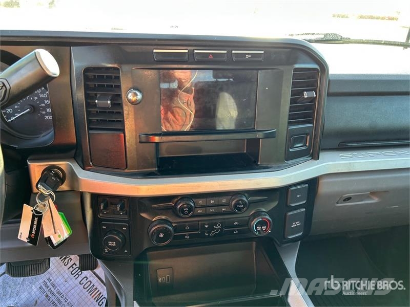 Ford F-350 XLT 4x4 Crew Cab Pickup أخرى