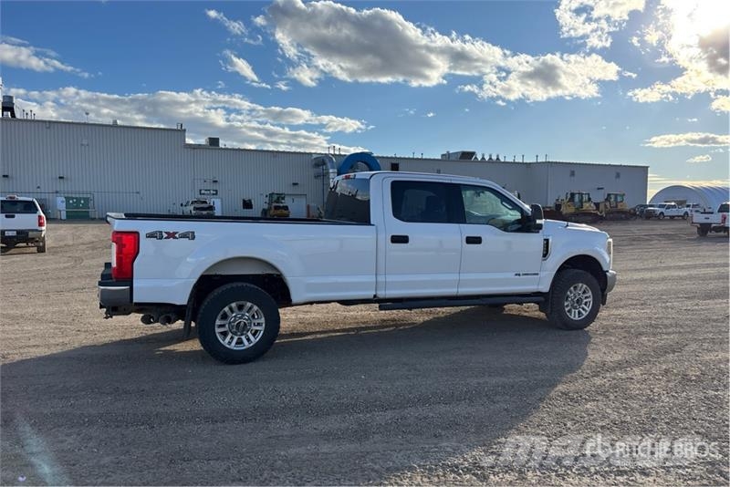 Ford F-350 XLT 4x4 Crew Cab Pickup Other