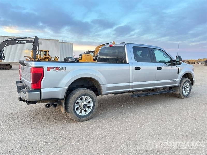 Ford F-350 XLT 4x4 Crew Cab Pickup Ostalo