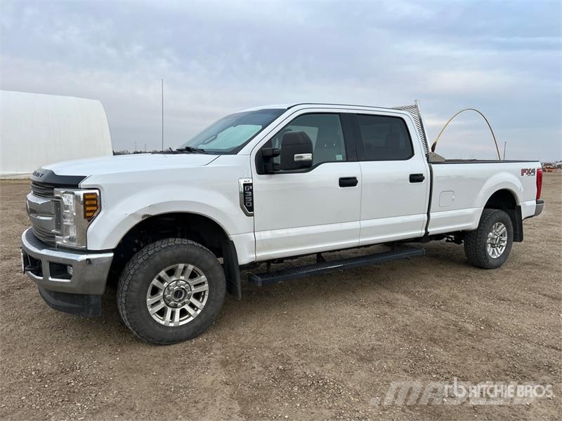 Ford F-350 XLT 4x4 Crew Cab Pickup Egyéb