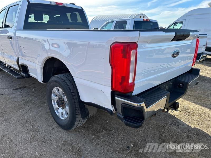Ford F-350 XLT 4x4 Crew Cab Pickup أخرى
