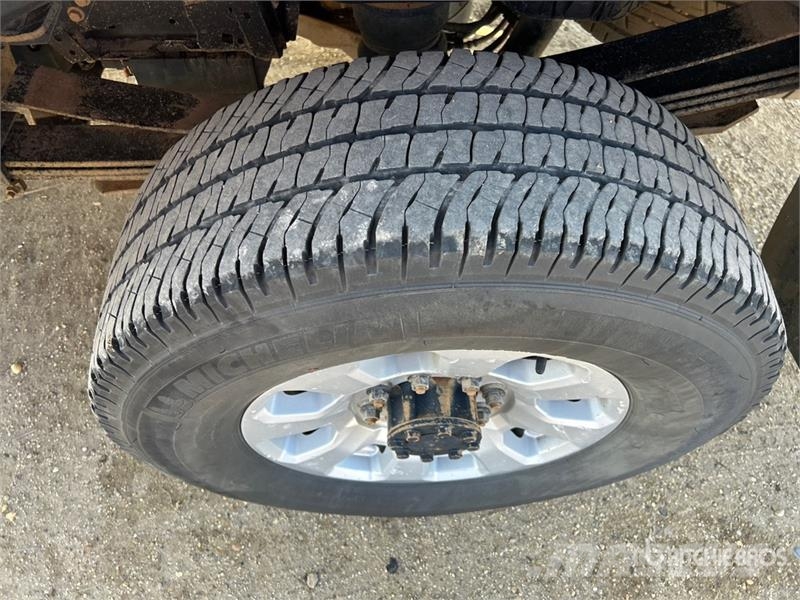 Ford F-350 XLT 4x4 Crew Cab Pickup أخرى