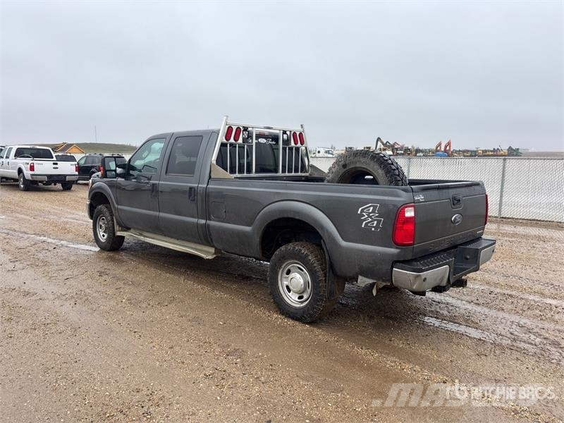 Ford F-350 XLT 4x4 Crew Cab Pickup Ostalo