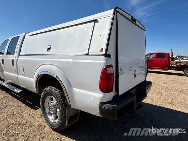Ford F-350 XLT 4x4 Crew Cab Pickup Kita