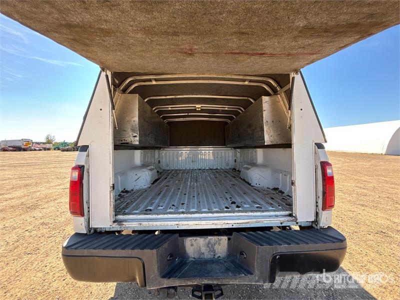 Ford F-350 XLT 4x4 Crew Cab Pickup Kita