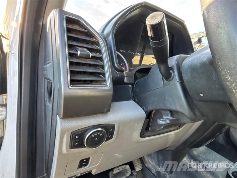 Ford F-350 XLT 4x4 Crew Cab Pickup Ostalo