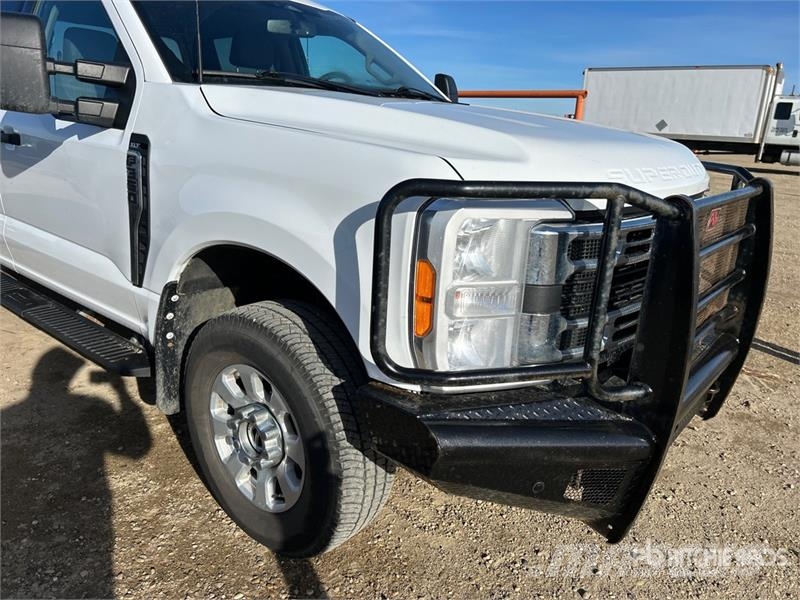 Ford F-350 XLT 4x4 Crew Cab Pickup أخرى