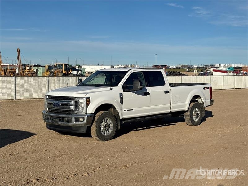 Ford F-350 XLT 4x4 Crew Cab Pickup Autre fourgon / utilitaire