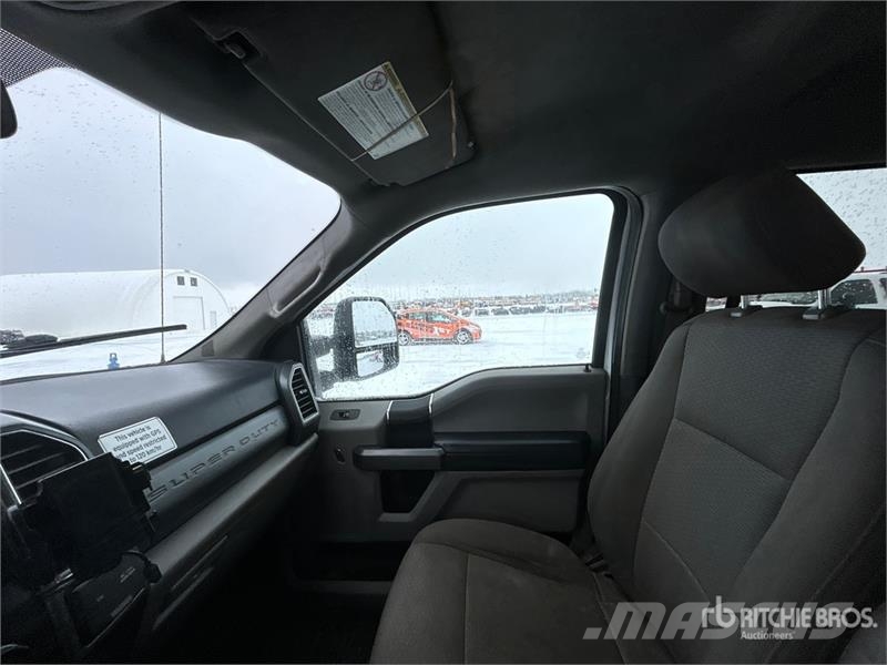 Ford F-350 XLT 4x4 Crew Cab Pickup Ostalo