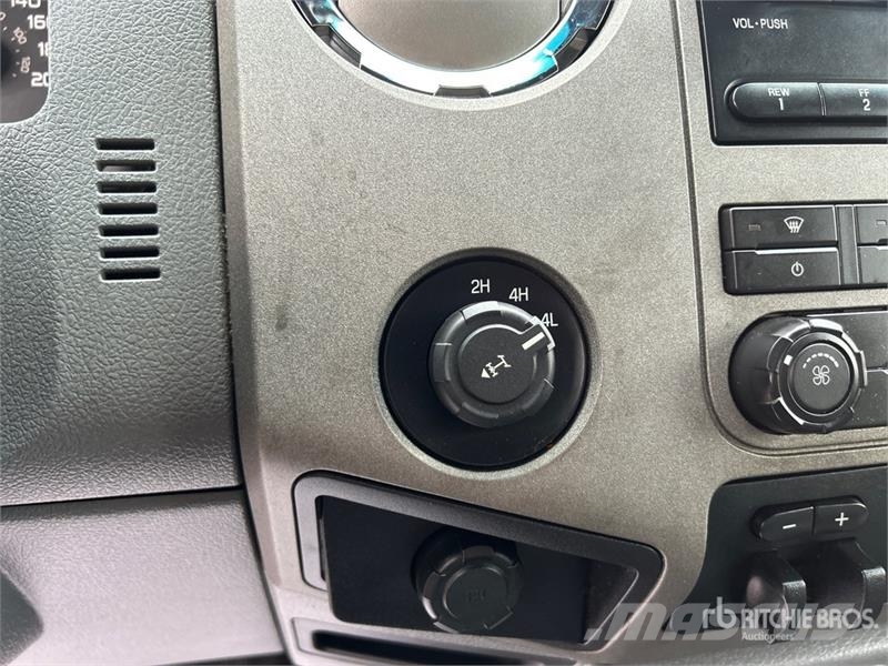 Ford F-350 XLT 4x4 Crew Cab Pickup Ostalo