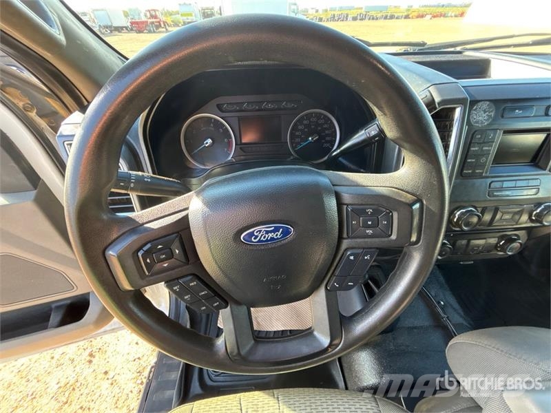 Ford F-350 XLT 4x4 Crew Cab Utility Truck Пікапи / Бічне розвантаження