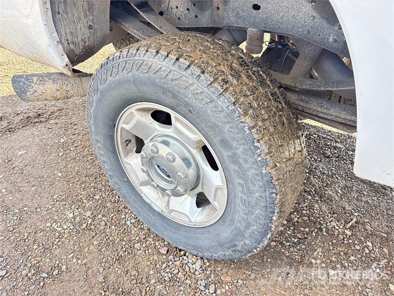 Ford F-350 XLT 4x4 Crew Cab Pickup Drugi