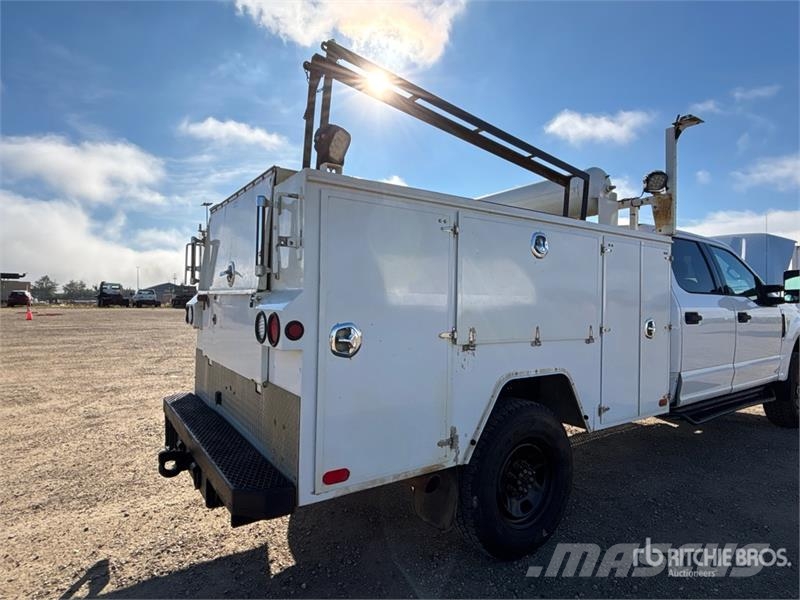 Ford F-350 XLT 4x4 Crew Cab Utility Truck Пікапи / Бічне розвантаження