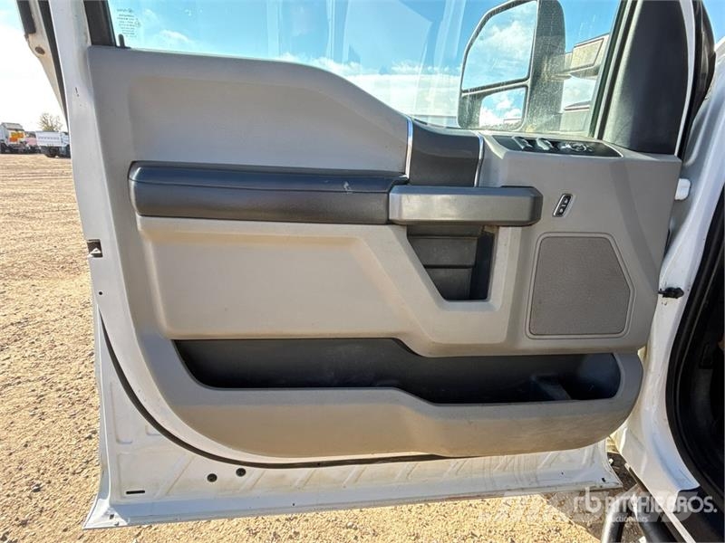 Ford F-350 XLT 4x4 Crew Cab Utility Truck Пікапи / Бічне розвантаження