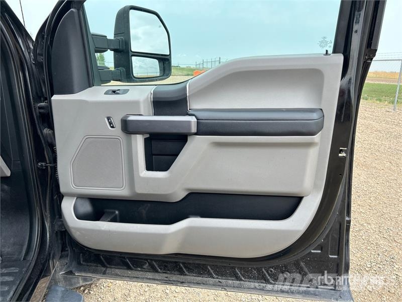 Ford F-350 XLT 4x4 Crew Cab Pickup Egyéb