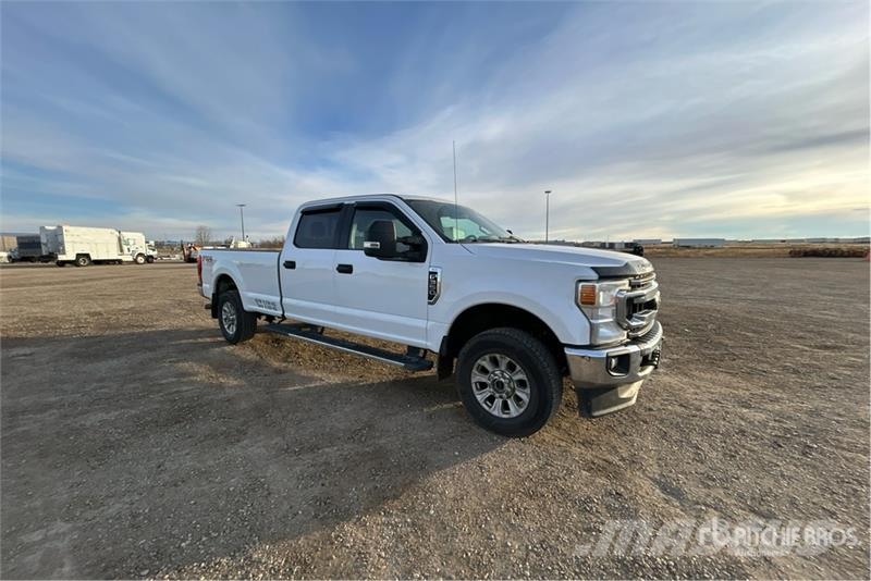 Ford F-350 XLT 4x4 Crew Cab Pickup أخرى