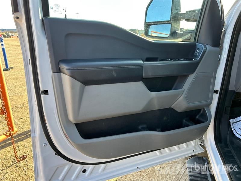Ford F-350 XLT 4x4 Crew Cab Pickup أخرى