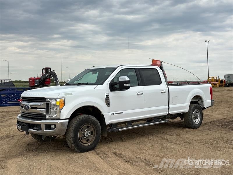 Ford F-350 XLT 4x4 Crew Cab Pickup Ostalo