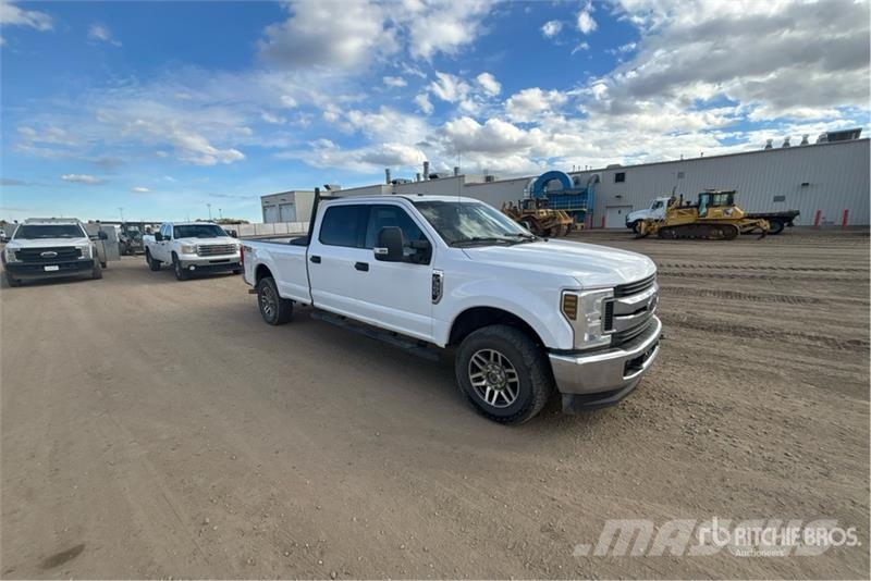 Ford F-350 XLT 4x4 Crew Cab Pickup Iné