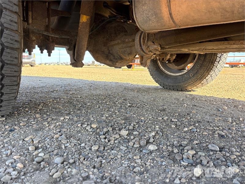 Ford F-350 XLT 4x4 Crew Cab Pickup Kita