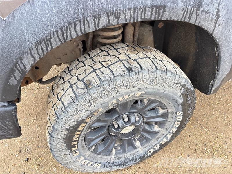 Ford F-350 XLT 4x4 Crew Cab Pickup Andre varebiler