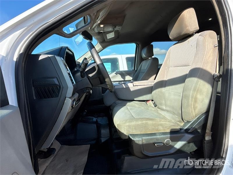 Ford F-350 XLT 4x4 Crew Cab Utility Truck Пікапи / Бічне розвантаження