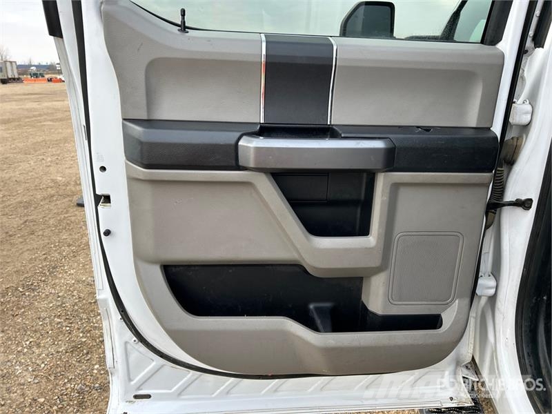 Ford F-350 XLT 4x4 Crew Cab Pickup Egyéb