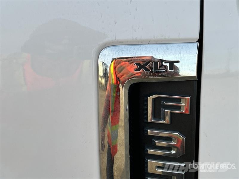 Ford F-350 XLT 4x4 Crew Cab Pickup أخرى