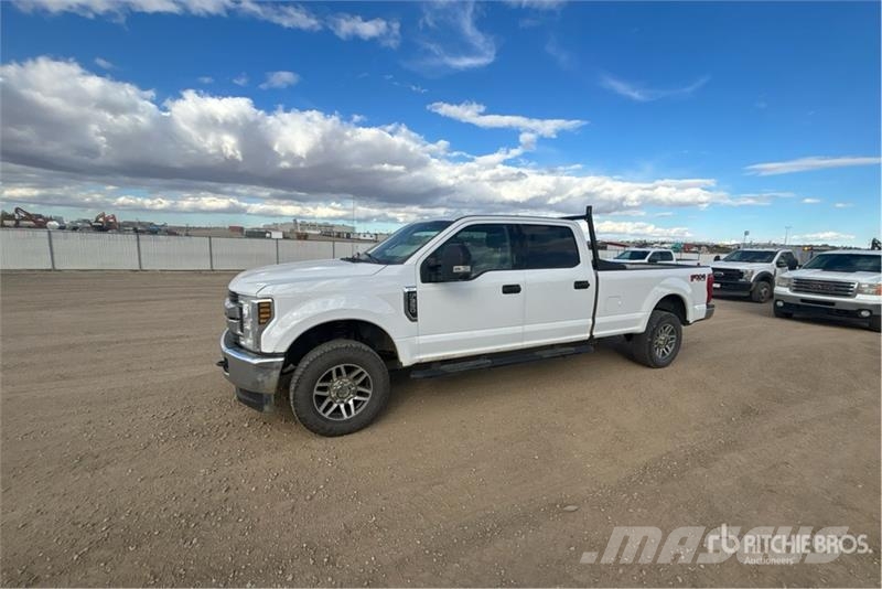 Ford F-350 XLT 4x4 Crew Cab Pickup Iné