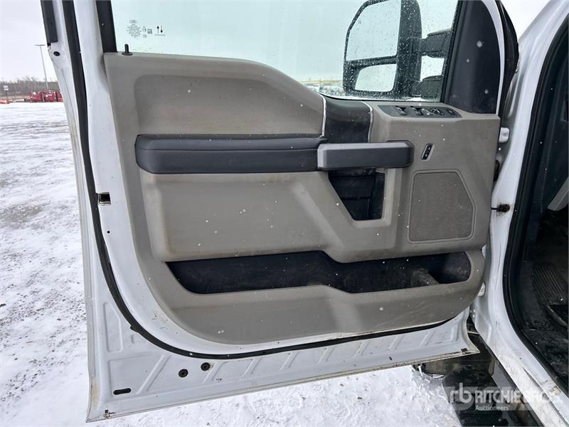 Ford F-350 XLT 4x4 Crew Cab Pickup Ostalo